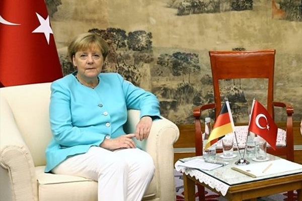 Almanya'da Merkel'e İncirlik baskısı arttı