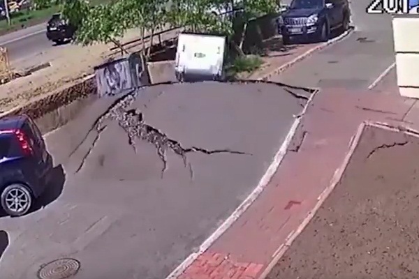 Ukrayna'da patlayan su borusu