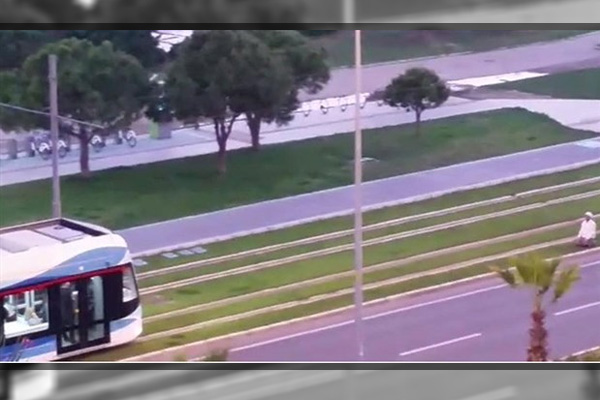 İzmir'de 'rayların üzerinde' namaz