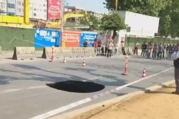 Beşiktaş'ta metro çalışmasında yol çöktü