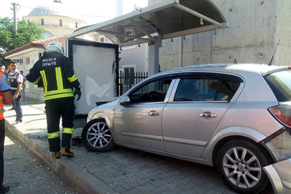 Otomobil, durakta bekleyen öğrencilere çarptı
