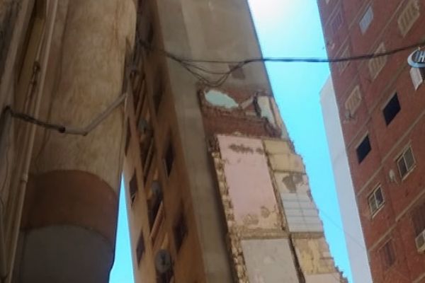 İskenderiye’de 15 katlı bina yan yattı