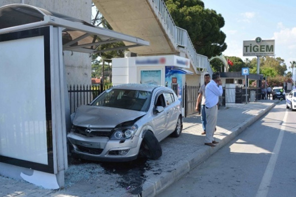 Otomobil durakta bekleyen öğrencilere çarptı: 6 yaralı