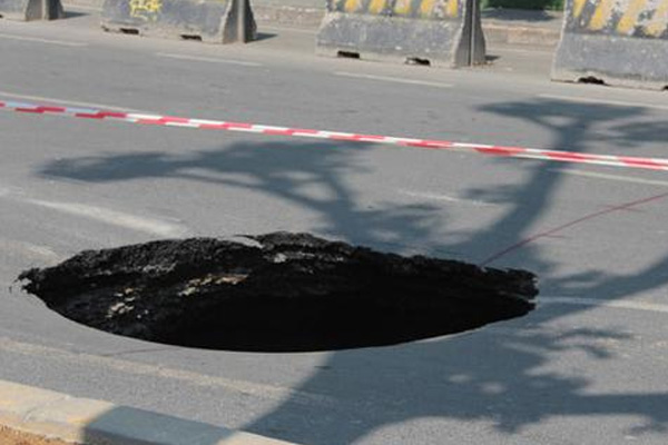Beşiktaş'ta çöken yol tekrar trafiğe açıldı