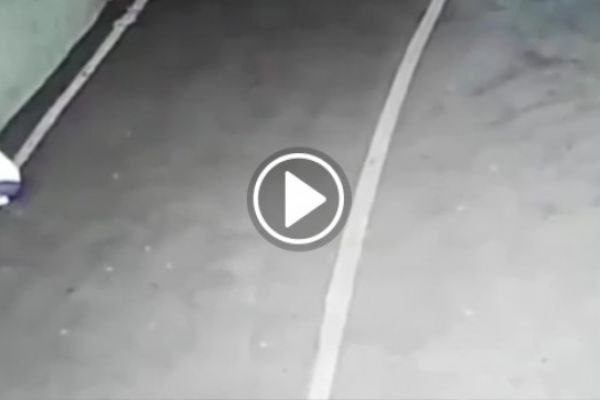 Bebeğini otoparka bırakan anne kameraya böyle yansıdı!