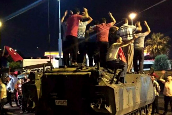 Akar'ın eski başdanışmanı: Darbe ile ilgili iki istihbarat geldi ama...