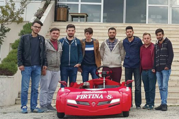 Üniversite öğrencileri karyoladan araba yaptı