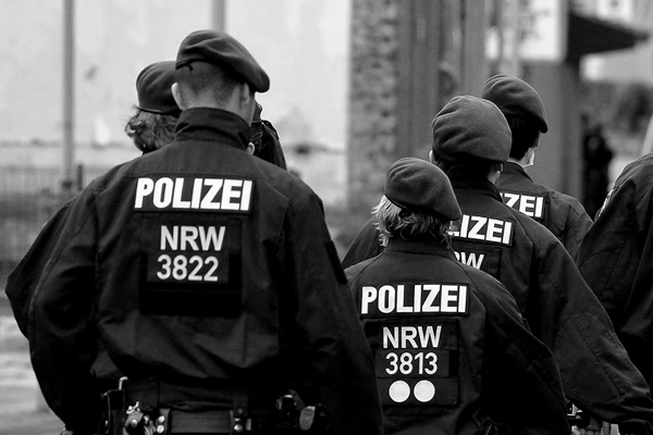 Almanya'da polis şiddeti