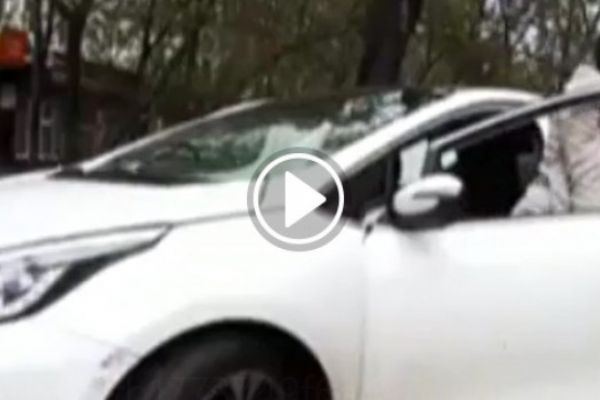 Kadın şoför el frenini çekmeyi unutursa...