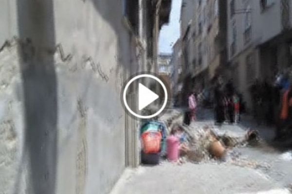 Çamaşır asarken balkon çöktü!