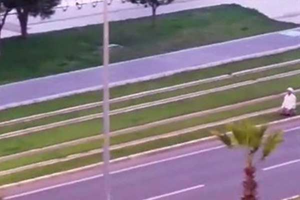 Tramvay yolunda namaz kılan adam konuştu!