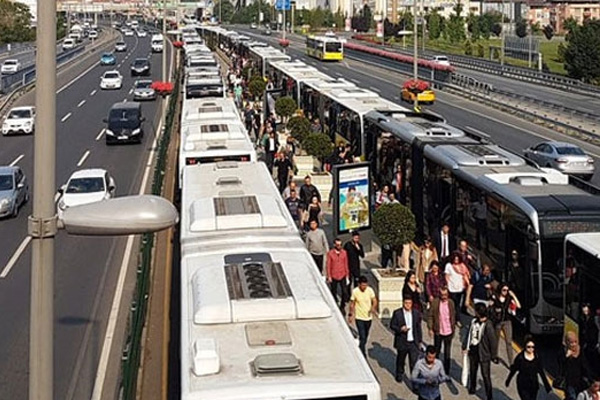 Metrobüs arızası uzun kuyruklar oluşturdu!