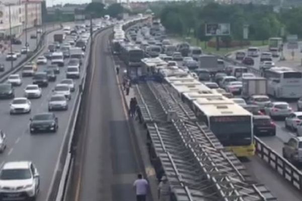 Metrobüs arızası uzun kuyruklar oluşturdu