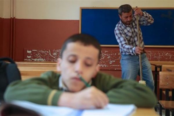 Fedakar baba engelli oğlunun okulunda hademelik yapıyor