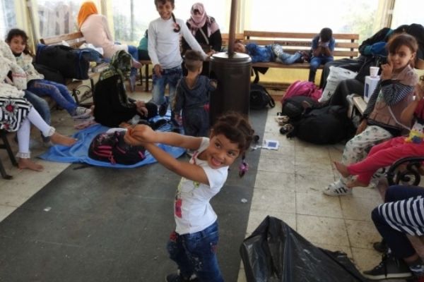 İzmir'de göçmen kaçakçılığı operasyonu: 29 kişi yakalandı