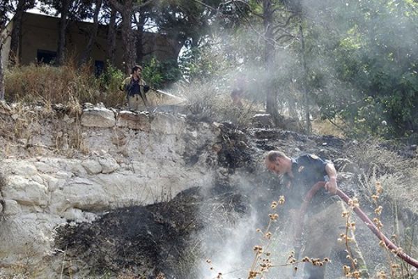 İzmir Çeşme'de yangın paniği: Alevler ormanlık alana sıçradı