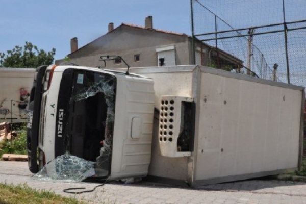 Ayvacık'ta kamyonet devrildi: 1 yaralı