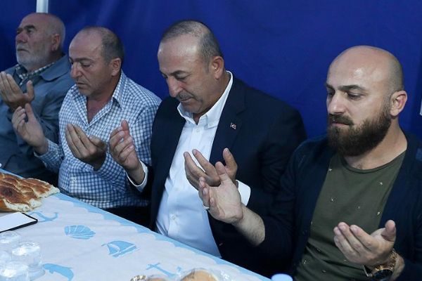 Çavuşoğlu şehit Piyade Er Karagöz'ün ailesini ziyaret etti