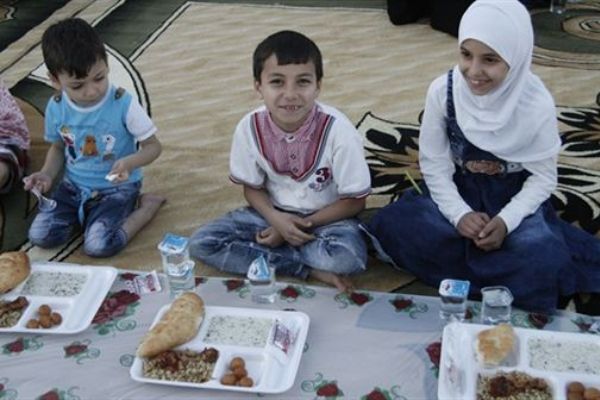 Suriyeli yetimler iftar yemeğinde buluştu