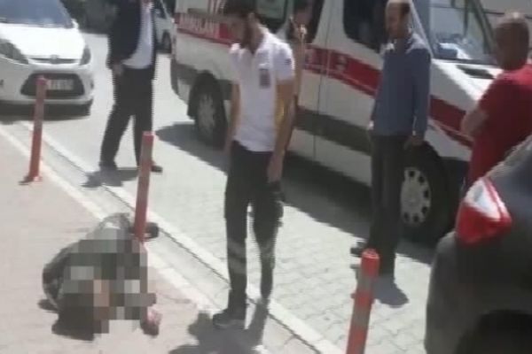 Uyuşturucu madde kullanan genç Taksim Meydanı'nda fenalaştı