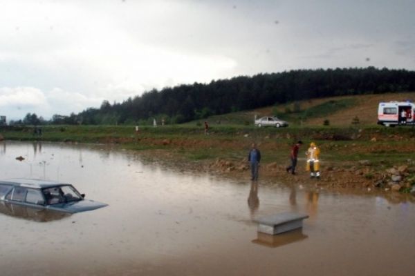Aniden bastıran yağmurla otomobil sulara gömüldü