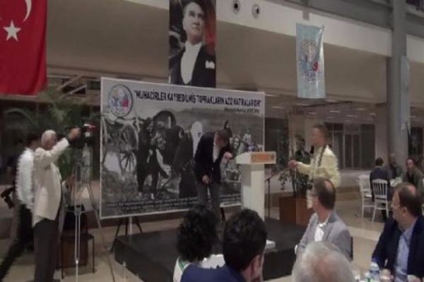 Bakan Müezzinoğlu'nun gözleri önünde kürsüye yığıldı