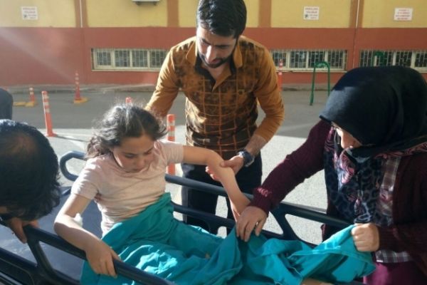 İki grup kavga etti! Kitap okuyan kız vuruldu