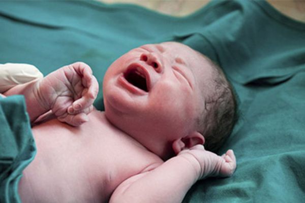 Diyarbakır'da sezaryen doğum yaptırmak istemeyen kadın evde bebeğini ölü doğurdu