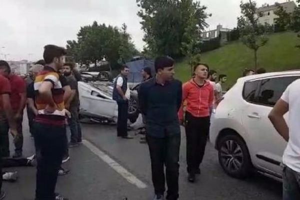 Bağcılar'da zincirleme kaza! 10 araç birbirine girdi