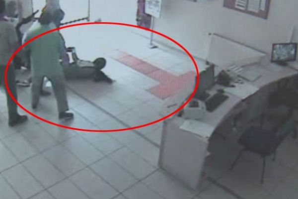 Bursa'da kadın doktorun dehşet anları! Yerde sürüklediler