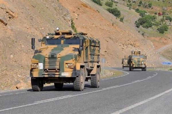 Çukurca'da askeri araç devrildi