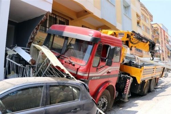 İzmir'de el freni çekilmeyen vinç 2 otomobili ezerek apartmana çarptı