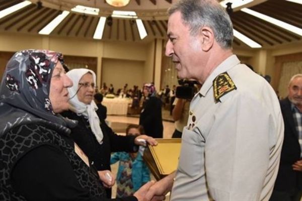 Hulusi Akar şehit aileleri ve yakınlarıyla iftarda bir araya geldi