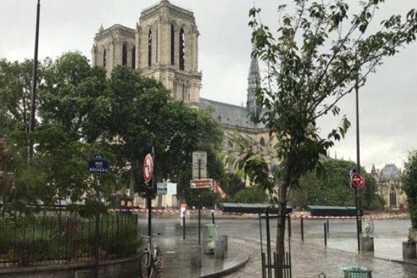 Paris'in merkezinde alarm: Halk bölgeden uzaklaştırılıyor