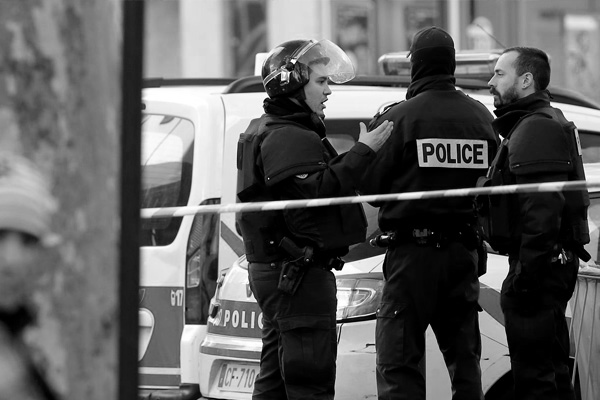 Paris'in göbeğinde silah sesleri!