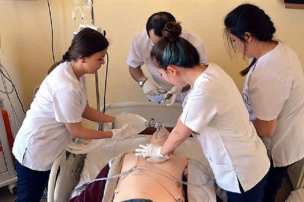 'Hasta simülatörü' ile mesleki deneyim kazanıyorlar