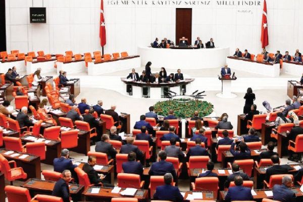 Kahraman: Anayasayı değiştirmekten daha zor