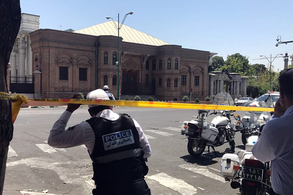 İran Meclisi'nde silah sesleri!