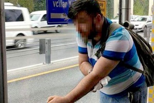 İstanbul'da metrobüs istasyonunda bir kişi tinerci tarafından bıçaklandı