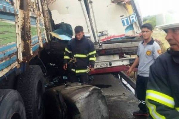 Hatay'da kamyon TIR'a arkadan çarptı: 1 ölü