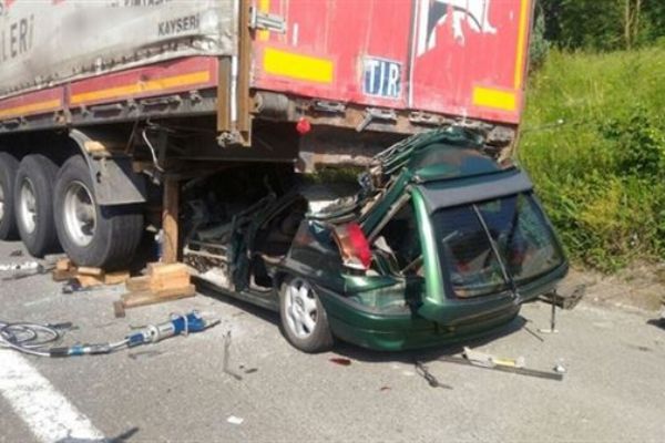 Sakarya'da duran TIR'a otomobil çarptı: 1 ölü