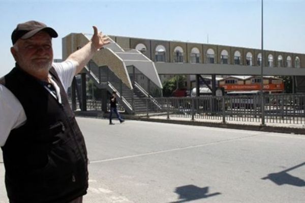 Kocaeli''de 'Evimin içi görünüyor' diyerek üst geçidi yıktırdı