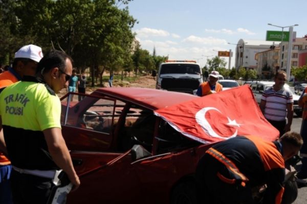 Nevşehir'de iki otomobil TIR'a çarptı: 2 kişi yaralı
