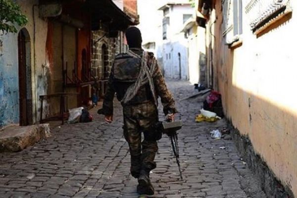 Diyarbakır'da bir terörist ve bombalı saldırıda kullanılacak araç yakalandı