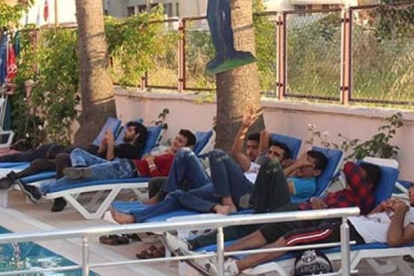 Antalya'da havuz başında yakalandılar!