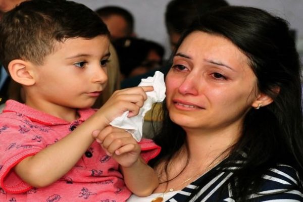 Yürek burkan an! Annesinin gözyaşlarını sildi