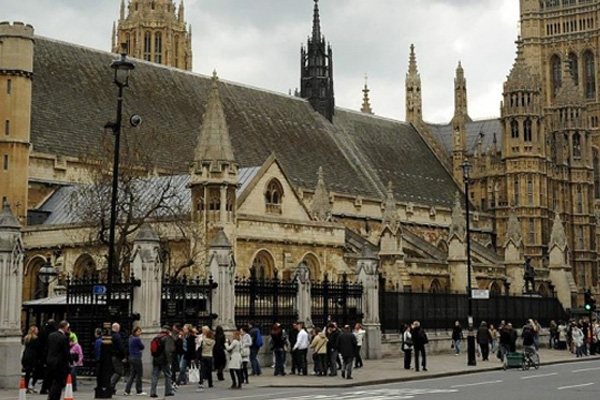 Birleşik Krallık erken seçim için sandık başında