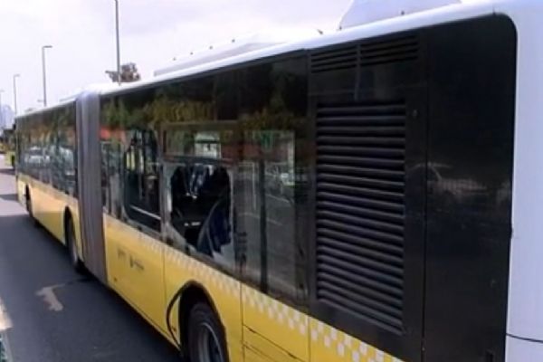 Takla atan araç metrobüs yoluna girdi!
