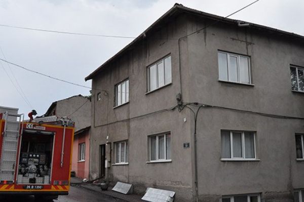 Eskişehir'de iki katlı eve yıldırım düştü