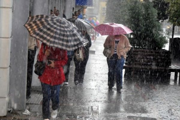 Şiddetli yağış sokak iftarlarını vurdu